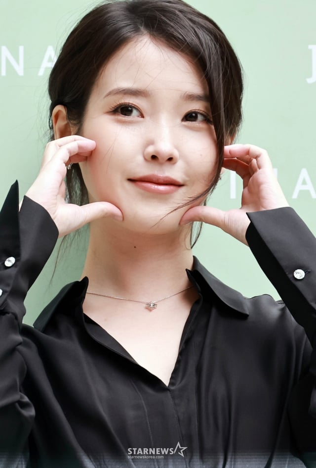가수 겸 배우 아이유(IU)가 11일 오후 서울 송파구 제이에스티나 본사에서 열린 '21세기 대군부인 촬영지 포토콜'에 참석해 포즈를 취하고 있다. 2026.05.11 /사진=임성균 tjdrbs23@