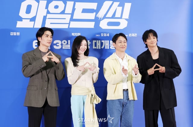 배우 엄태구, 박지현, 오정세, 강동원이 18일 서울 송파구 롯데시네마 월드타워에서 진행된 영화 '와일드 씽' 언론시사회 및 기자간담회에 참석해 포즈를 취하고 있다. /2026.05.18 /사진=김휘선 hwijpg@
