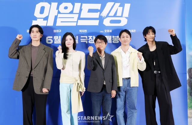 배우 엄태구, 박지현, 손재곤 감독, 배우 오정세, 강동원이 18일 서울 송파구 롯데시네마 월드타워에서 진행된 영화 '와일드 씽' 언론시사회 및 기자간담회에 참석해 포즈를 취하고 있다. /2026.05.18 /사진=김휘선 hwijpg@