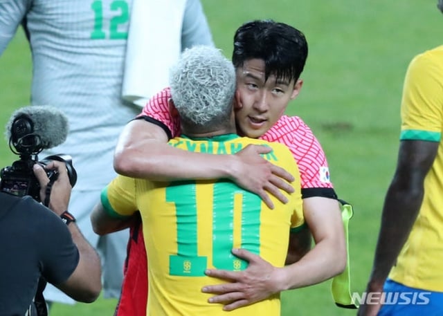 지난 2022년 6월 서울월드컵경기장에서 열린 하나은행 초청 친선경기 대한민국과 브라질의 경기, 손흥민이 네이마르와 인사를 하고 있다. /사진=뉴시스