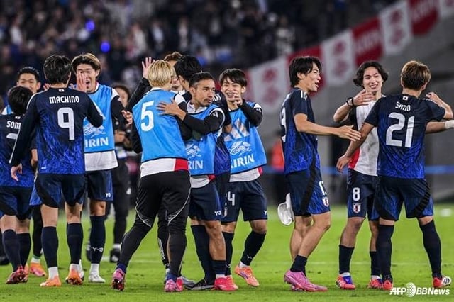 일본 축구 국가대표 선수들이 2025년 10월 14일 도쿄 아지노모토 스타디움에서 열린 브라질과 친선경기에서 3-2로 승리한 뒤 기뻐하고 있다. /AFPBBNews=뉴스1