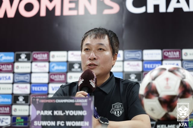 박길영 수원FC 위민 감독이 아시아축구연맹(AFC) 여자 챔피언스리그(AWCL) 준결승 단판 승부를 하루 앞둔 19일 오후 수원종합운동장에서 열린 기자회견에서 발언하고 있다. /사진=대한축구협회(KFA) 제공