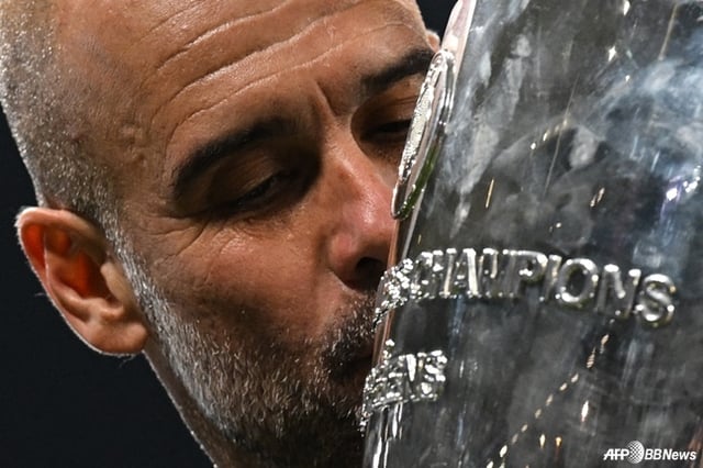 펩 과르디올라 감독이 유럽축구연맹(UEFA) 챔피언스리그(UCL) 트로피에 입을 맞추고 있다. /AFPBBNews=뉴스1