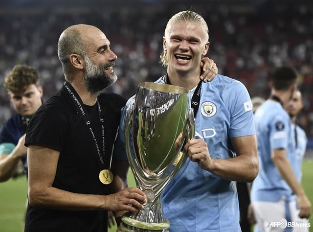 펩 과르디올라(왼쪽) 감독과 엘링 홀란이 유럽축구연맹(UEFA) 슈퍼컵 트로피를 함께 들고 있다. /AFPBBNews=뉴스1
