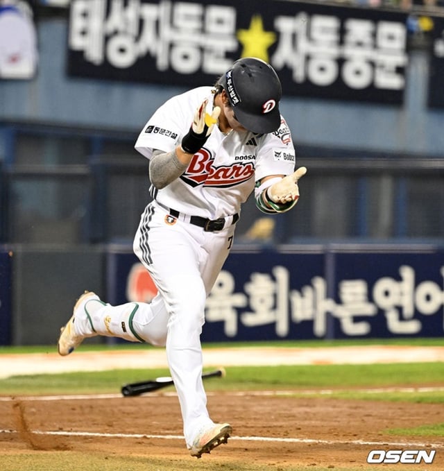 두산 베어스 박찬호가 19일 서울 잠실야구장에서 열린 NC 다이노스와 홈경기에서 6회말 싹쓸이 2루타를 날린 뒤 박수를 치고 있다.