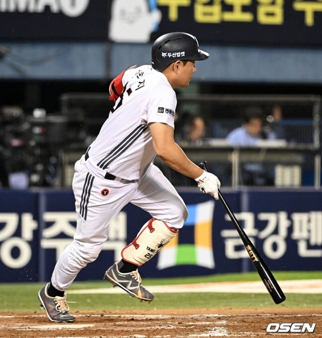 두산 베어스 양의지가 19일 서울 잠실야구장에서 열린 NC 다이노스와 홈경기에서 6회말 1타점 적시타로 통산 2000안타를 날리고 있다.