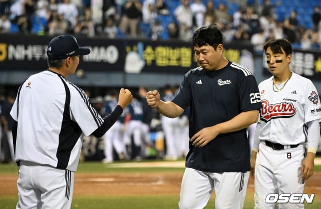 두산 베어스 양의지(가운데)가 19일 NC 다이노스와 홈경기에서 승리를 거둔 뒤 김원형 감독과 하이파이브를 하고 있다.