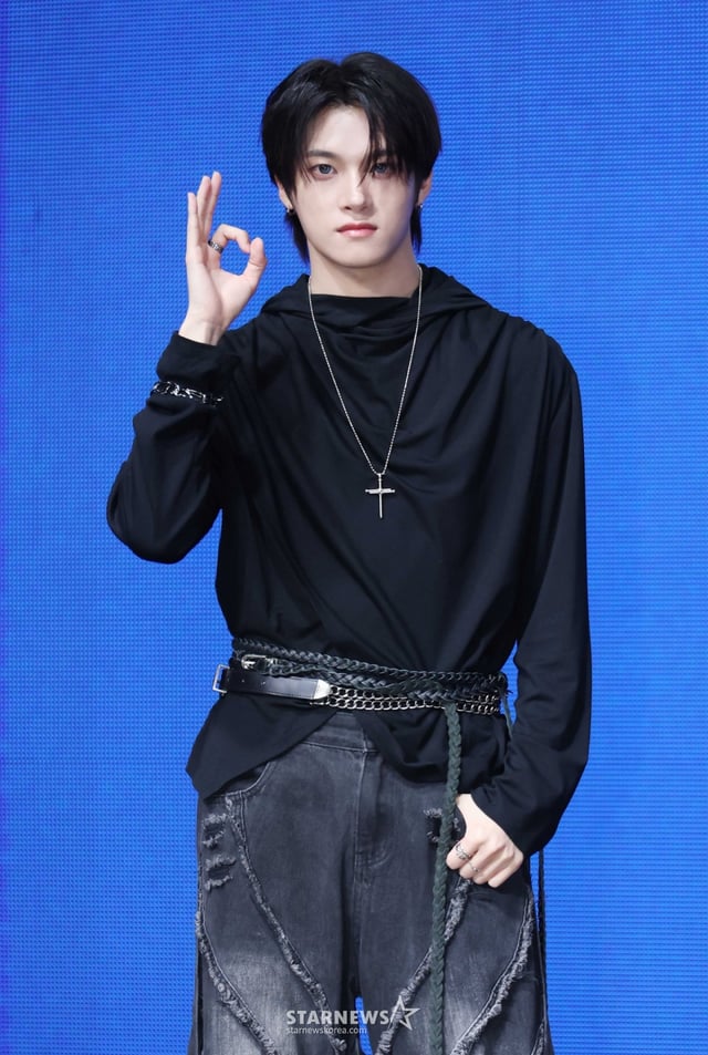 그룹 싸이커스 준민이 19일 오후 서울 마포구 NOL씨어터 합정에서 진행된 미니 7집 '루트 제로 : 디 오라'(ROUTE ZERO : The ORA) 발매기념 쇼케이스에서 포즈를 취하고 있다. 이번 앨범에는 타이틀곡 '오케이'(OKay)를 비롯해 '고스트 라이더'(Ghost Rider), '트로피'(Trophy) 등 총 5곡이 수록됐다. /2026.05.19 /사진=이동훈 photoguy@