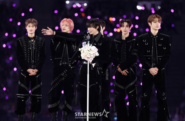 그룹 라이즈가 6일 가오슝 내셔널 스타디움에서 진행된 스타뉴스 주최 '10주년 아시아 아티스트 어워즈 2025(10th Anniversary Asia Artist Awards 2025, '10주년 AAA 2025')에서 올해의 퍼포먼스 상을 수상한 뒤 수상소감을 전하고 있다. /2025.12.06 /사진=김휘선 hwijpg@