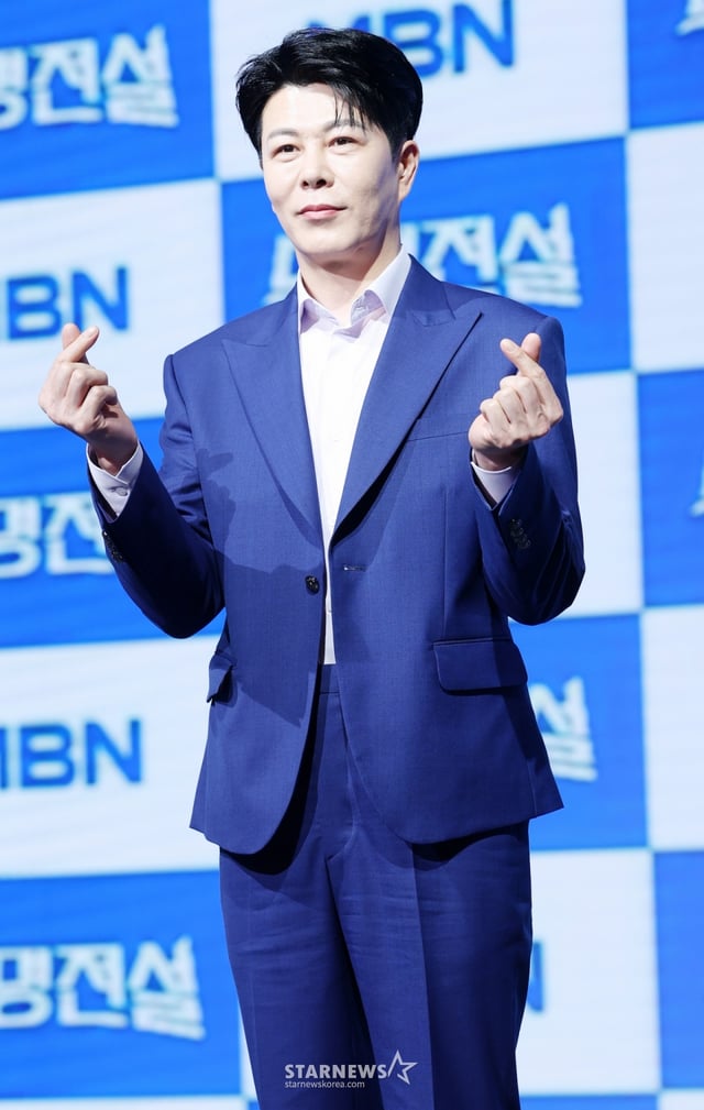 가수 이루네가 20일 서울 마포구 상암 쇼킹케이팝센터에서 진행된 MBN 오디션 '무명전설' 톱7 기자간담회에 참석해 포즈를 취하고 있다./ 2026.05.20 /사진=김휘선 hwijpg@