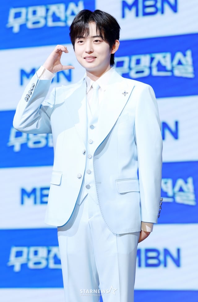 가수 하루가 20일 서울 마포구 상암 쇼킹케이팝센터에서 진행된 MBN 오디션 '무명전설' 톱7 기자간담회에 참석해 포즈를 취하고 있다./ 2026.05.20 /사진=김휘선 hwijpg@