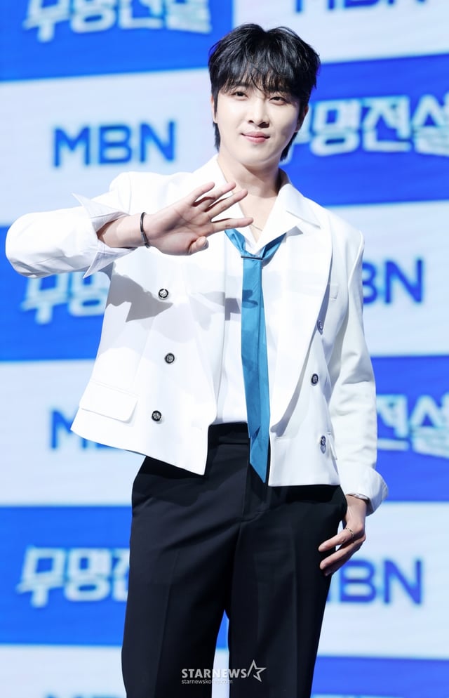 가수 황윤성이 20일 서울 마포구 상암 쇼킹케이팝센터에서 진행된 MBN 오디션 '무명전설' 톱7 기자간담회에 참석해 포즈를 취하고 있다./ 2026.05.20 /사진=김휘선 hwijpg@