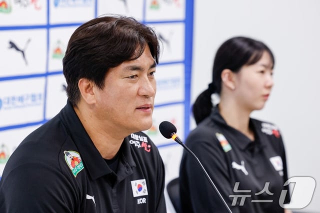 여자 배구 국가대표팀 차상현 감독과 주장 강소휘가 20일 오후 서울 송파구 올림픽회관에서 열린 2026년 한국 남녀 배구 국가대표팀 기자회견에 참석해 취재진 질문에 답하고 있다. /사진=뉴스1