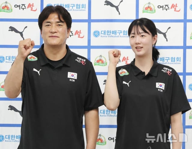 차상현(왼쪽) 한국 여자배구 국가대표팀 감독과 강소휘 주장이 20일 오후 서울 송파구 올림픽회관 신관에서 열린 2026 한국 배구 국가대표팀 기자회견에서 포즈를 취하고 있다. /사진=뉴시스