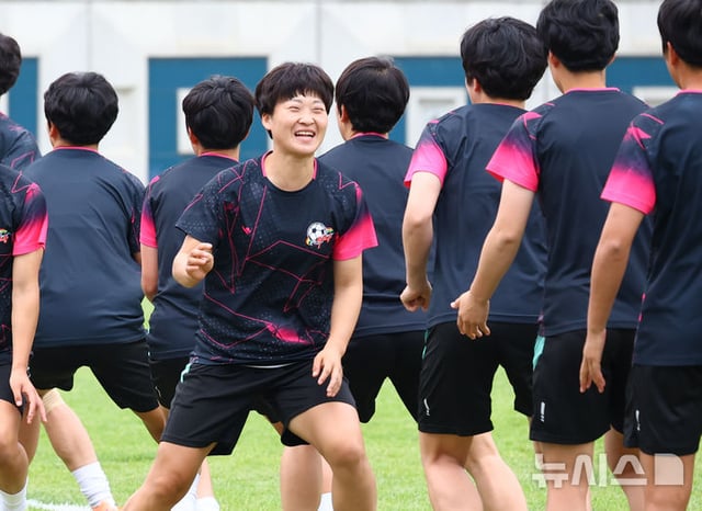 내고향여자축구단 주장 김경영이 훈련 중 미소짓고 있다. /사진=뉴시스