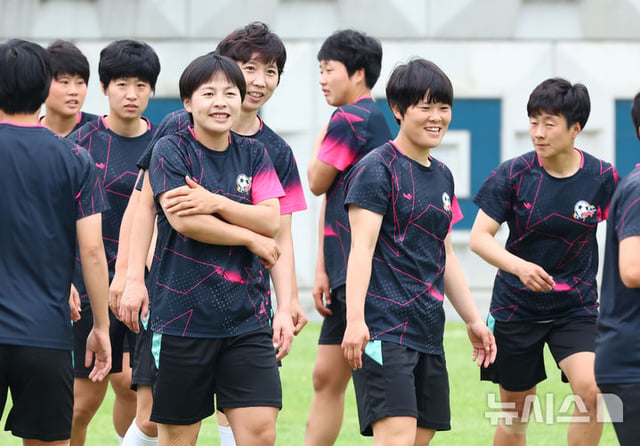 내고향여자축구단이 수원FC 위민과 경기 전 훈련하고 있다. /사진=뉴시스