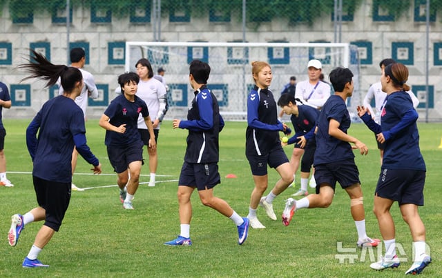 수원FC 위민 선수단이 내고향여자축구단과 경기 전 훈련하고 있다. /사진=뉴시스