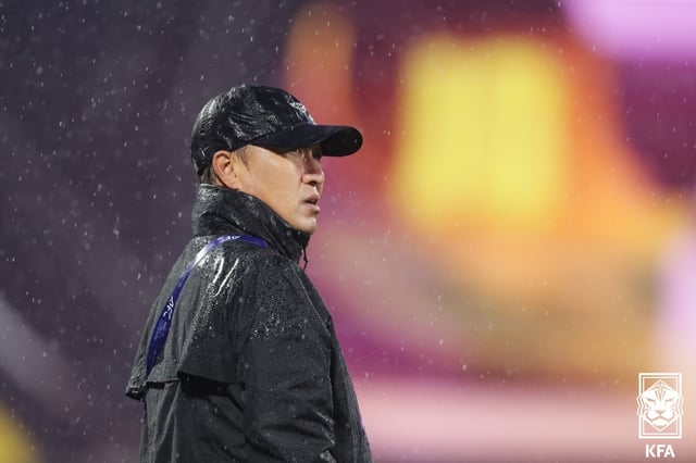 박길영 수원FC 위민 감독이 20일 오후 7시 수원종합운동장에서 열린 아시아축구연맹(AFC) 여자 챔피언스리그(AWCL) 준결승 경기를 바라보고 있다. /사진=대한축구협회(KFA) 제공