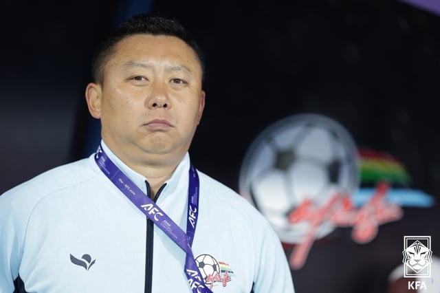 리유일 내고향여자축구단 감독이 20일 오후 7시 수원종합운동장에서 열린 아시아축구연맹(AFC) 여자 챔피언스리그(AWCL) 준결승 경기를 바라보고 있다. /사진=대한축구협회(KFA) 제공
