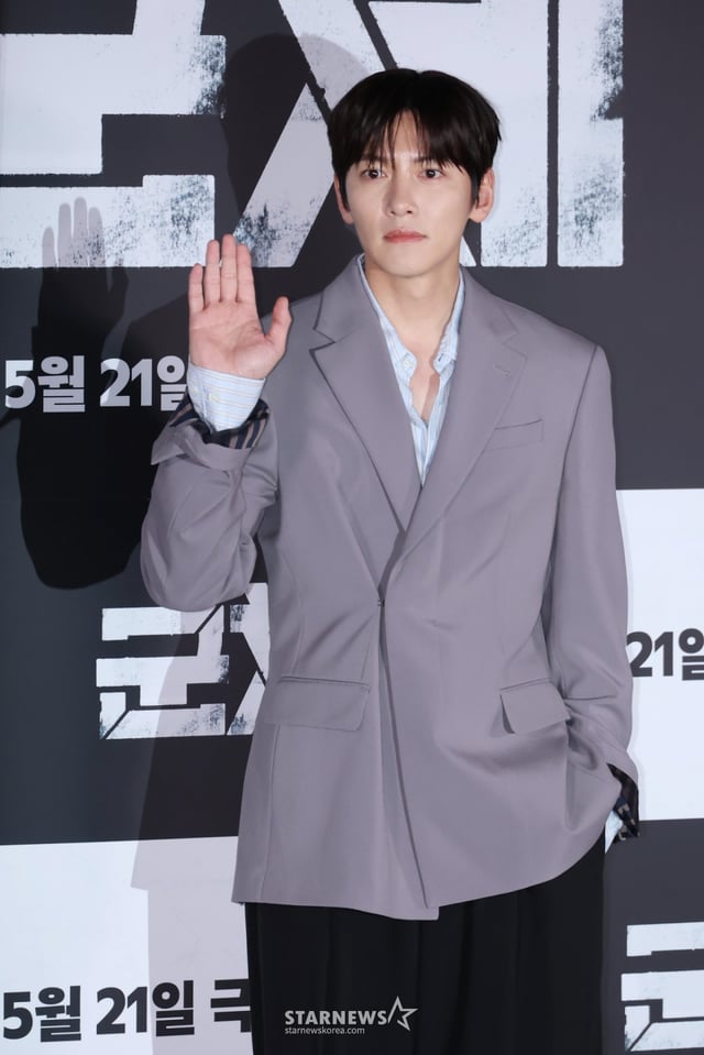 배우 지창욱이 20일 오후 서울 CGV용산아이파크몰에서 진행된 영화 '군체'(감독 연상호) 언론배급시사회에 참석해 포즈를 취하고 있다. /2026.05.20 /사진=이동훈 photoguy@