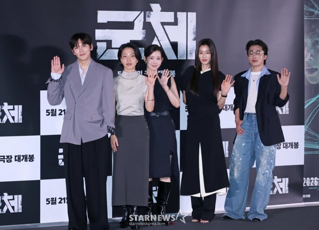 배우 지창욱, 김신록, 신현빈, 전지현, 구교환이 20일 오후 서울 CGV용산아이파크몰에서 진행된 영화 '군체'(감독 연상호) 언론배급시사회에 참석해 포즈를 취하고 있다. /2026.05.20 /사진=이동훈 photoguy@