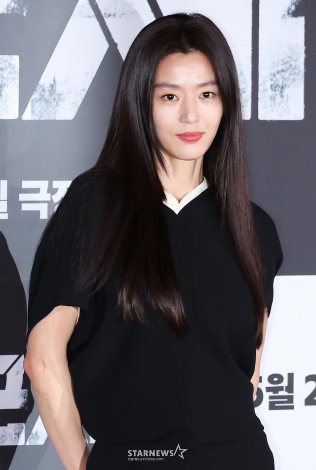 배우 전지현이 20일 오후 서울 CGV용산아이파크몰에서 진행된 영화 '군체'(감독 연상호) 언론배급시사회에 참석해 포즈를 취하고 있다. /2026.05.20 /사진=이동훈 photoguy@