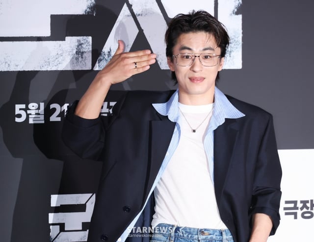 배우 구교환이 20일 오후 서울 CGV용산아이파크몰에서 진행된 영화 '군체'(감독 연상호) 언론배급시사회에 참석해 포즈를 취하고 있다. /2026.05.20 /사진=이동훈 photoguy@