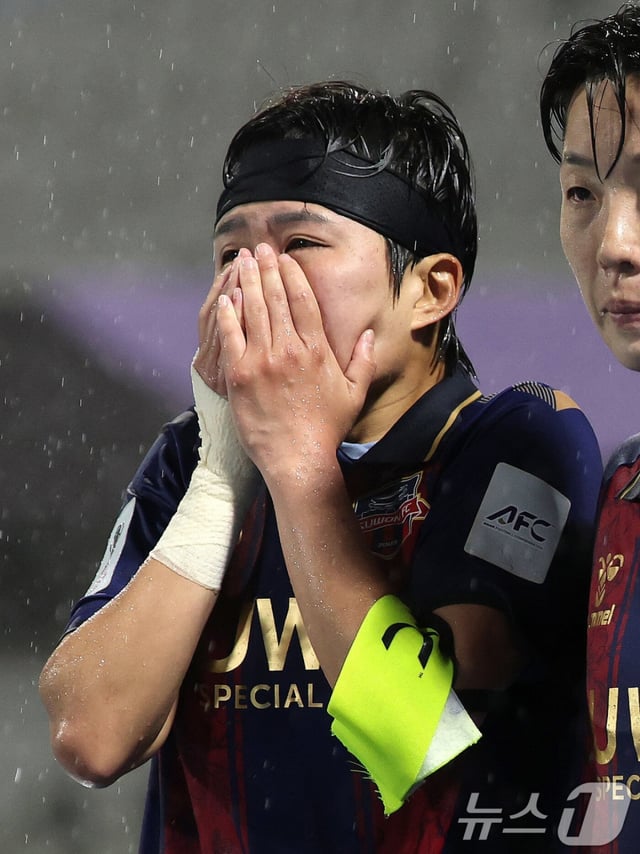 지소연(66번)이 20일 오후 7시 수원종합운동장에서 열린 아시아축구연맹(AFC) 여자 챔피언스리그(AWCL) 준결승전 도중 페널티킥 실축 후 눈물을 흘리고 있다. /사진=뉴스1