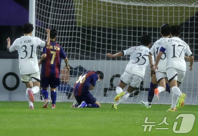 지소연(66번)이 20일 오후 7시 수원종합운동장에서 열린 아시아축구연맹(AFC) 여자 챔피언스리그(AWCL) 준결승전 도중 페널티킥 실축 후 무릎 꿇고 있다. /사진=뉴스1