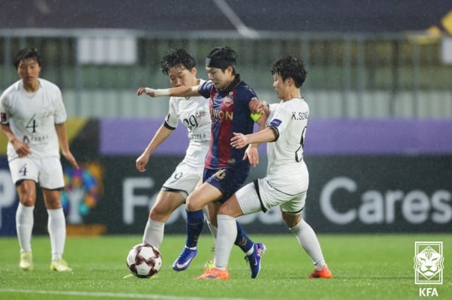 지소연(가운데)이 20일 오후 7시 수원종합운동장에서 열린 아시아축구연맹(AFC) 여자 챔피언스리그(AWCL) 준결승 경기 중 드리블 돌파를 시도하고 있다. /사진=대한축구협회(KFA) 제공
