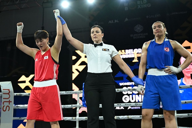 Sung Su-yeon (left) celebrating. /Photo=Korean Boxing Association