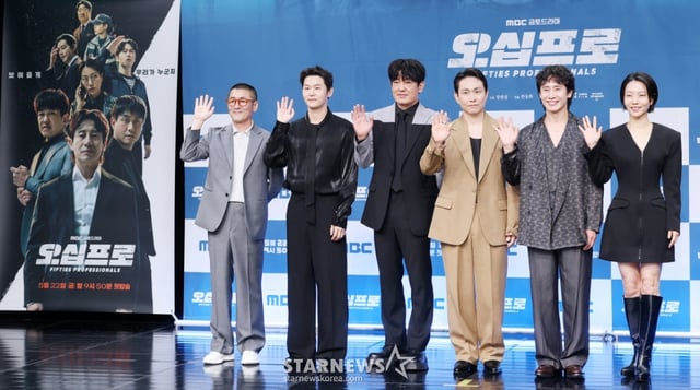 한동화 감독, 배우 이학주, 허성태, 오정세, 신하균, 김신록이 21일 서울 마포구 상암 MBC에서 진행된 금토드라마 '오십프로' 제작발표회에 참석해 포즈를 취하고 있다. /2026.05.21 /사진=김휘선 hwijpg@