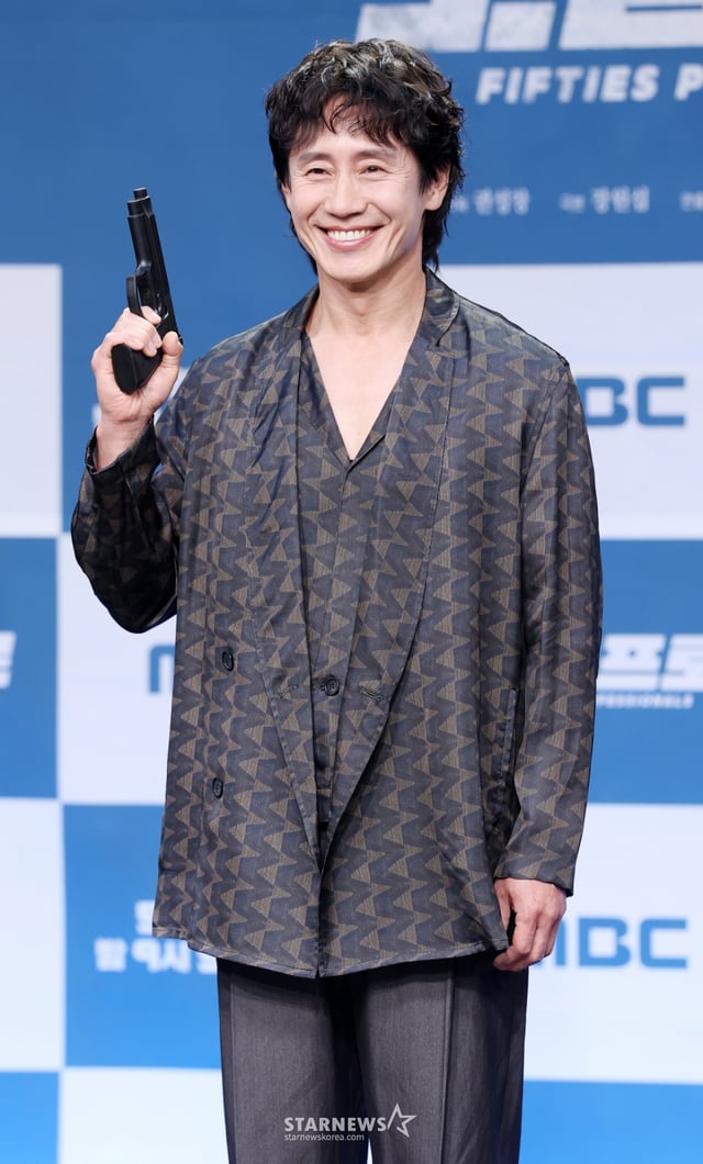 배우 신하균이 21일 서울 마포구 상암 MBC에서 진행된 금토드라마 '오십프로' 제작발표회에 참석해 포즈를 취하고 있다. /2026.05.21 /사진=김휘선 hwijpg@