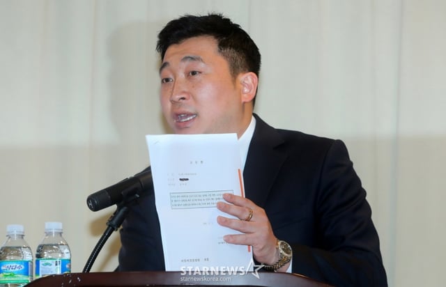故 김새론씨 유족 측 법률대리인 부지석 변호사, 가세연 김세의 대표가 7일 서울 강남구 모처에서 배우 김수현 관련 기자회견을 열고 녹취와 자료를 공개하고 있다. /2025.05.07 /사진=김휘선 hwijpg@