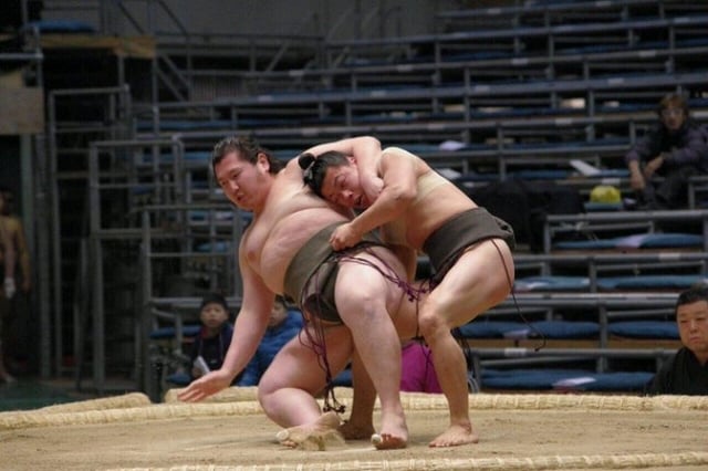 62.5kg Urotora (right) is taking down the 160kg giant Takeda. /Photo=Archive of the Sumo Association