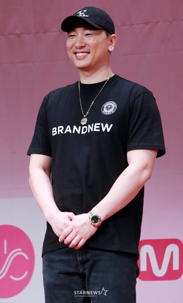 $ 작곡가 라이머가 20일 오후 서울 마포구 상암동 누리꿈스퀘어에서 진행된 엠넷 '서바이벌 모모랜드를 찾아서' 제작발표회에 참석해 포즈를 취하고 있다.  '서바이벌 모모랜드를 찾아서'는 엠넷이 이단옆차기와 라이머, 신사동호랭이 등 대한민국을 대표하는 프로듀싱 군단과 손을 잡은 걸그룹 데뷔 서바이벌 프로그램이다. 더블킥컴퍼니 10인의 연습생들은 이들과 함께 데뷔를 위한 치열한 경쟁에 나서게 된다. /사진=김창현 기자 chmt@