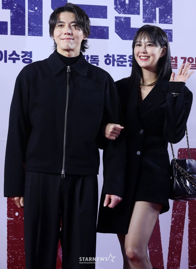 배우 송재희, 지소연 부부가 6일 오후 서울 강남구 삼성동 메가막스 코엑스에서 진행된 영화 '데드맨' VIP 시사회에 참석해 포즈를 취하고 있다. '데드맨'은 이름값으로 돈을 버는 일명 바지사장계의 에이스가 1000억 원 횡령 누명을 쓰고 '죽은 사람'으로 살아가게 된 후 이름 하나로 얽힌 사람들과 빼앗긴 인생을 되찾기 위해 추적에 나서는 이야기를 그린 영화다. 오는 7일 개봉. 2024.02.06 /사진=김창현