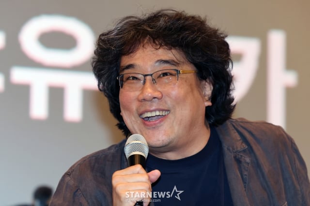 [부산=뉴시스] 박진희 기자 = 봉준호 감독이 23일 부산 해운대구 영화의전당 중극장에서 제30회 부산국제영화제 기획 프로그램 ‘까르뜨 블랑슈: 유레카 (리마스터링) x 봉준호'를 진행하고 있다. 올해 부산국제영화제가 한국영상자료원과 함께 새롭게 선보이는 특별 기획 프로그램 ‘까르뜨 블랑슈’는 동시대 각계 명사들이 사랑하는 영화를 직접 선정해 관객과 함께 보고 대화를 나누는 자리다. 2025.09.23. pak7130@newsis.com /사진=박진희