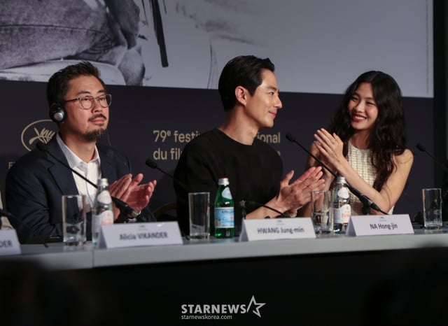 (Cannes=NEWS1) Reporter Lee Jun-seong = On the 18th (local time), the day the 79th Cannes International Film Festival is underway, a press conference for the competition entry 'Hope' was held at the Palais des Festivals in the small southern French town of Cannes. Director Na Hong-jin and the cast are holding a press conference. 2026.5.18/NEWS1 Copyright © NEWS1. All rights reserved. No unauthorized reproduction, redistribution, or use for AI training allowed. /Photo=NEWS1) Reporter Lee Jun-seong