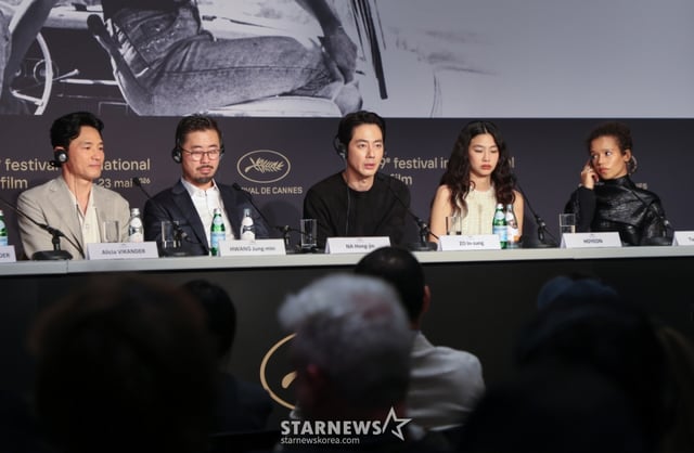 (Cannes=NEWS1) Reporter Lee Jun-seong = On the 18th (local time), the day the 79th Cannes International Film Festival is underway, a press conference for the competition entry 'Hope' was held at the Palais des Festivals in the small southern French town of Cannes. Director Na Hong-jin and the cast are holding a press conference. 2026.5.18/NEWS1 Copyright © NEWS1. All rights reserved. No unauthorized reproduction, redistribution, or use for AI training allowed. /Photo=NEWS1) Reporter Lee Jun-seong