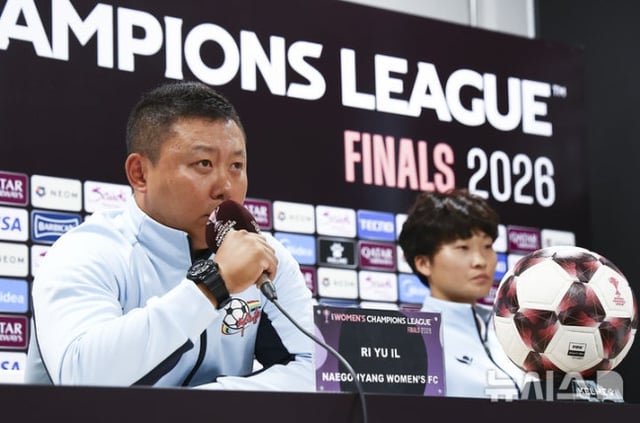 리유일(왼쪽) 내고향여자축구단 감독이 22일 수원종합운동장에서 2025~26시즌 아시아축구연맹(AFC) 여자 챔피언스리그(AWCL) 결승전을 하루 앞두고 열린 공식 기자회견에서 취재진 질문에 답변하고 있다. /사진=뉴시스