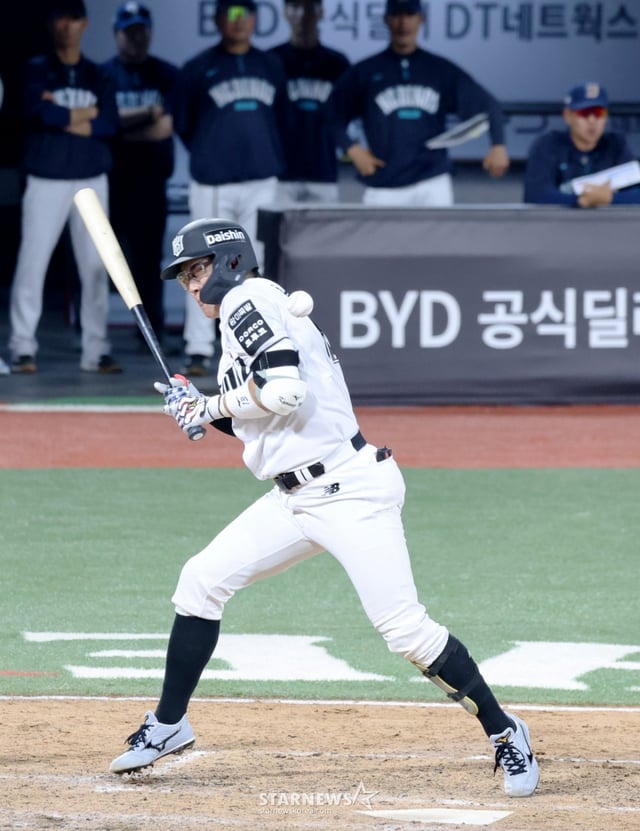 NC 우완불펜 류진욱이 22일 수원KT위즈파크에서 열리는 2026KBO리그 KT위즈와 NC다이노스 경기 7회말 1사 2,3루에서 허경민의 등을 맞춘 후 미안함을 전하고 있다.  2026.0.22.    '아프겠다' /사진=강영조 선임기자
