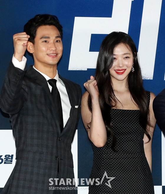 김수현(왼쪽), 고 설리/사진=스타뉴스