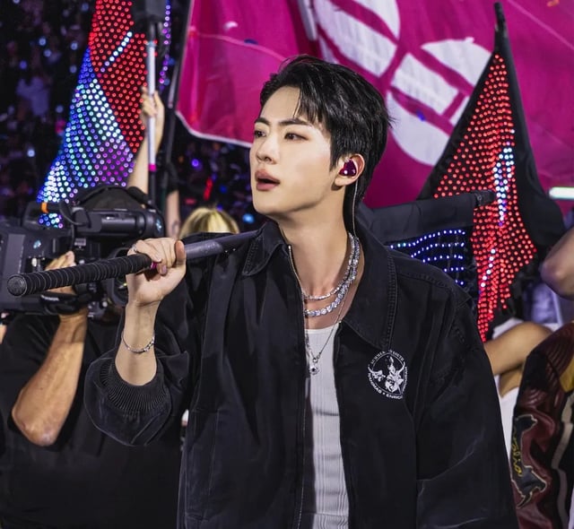 防弾少年団(BTS) - BTS ジン フラッグ コンプ ICONIC FLAG BEARER JIN」BTSのジン、米BTSツアーの写真を公開..やはり