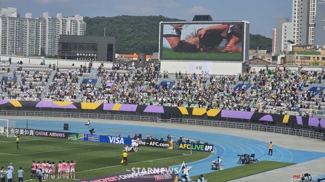 23日、水原(スウォン)総合運動場で行われた故郷のサッカー団と東京ヴェルディ·ベレーザの2025-2026アジアサッカー連盟(AFC)女子チャンピオンズリーグ決勝戦。 私の故郷が先制ゴールを決めると喜んでいる共同応援団。 /写真=キム·ミョンソク記者