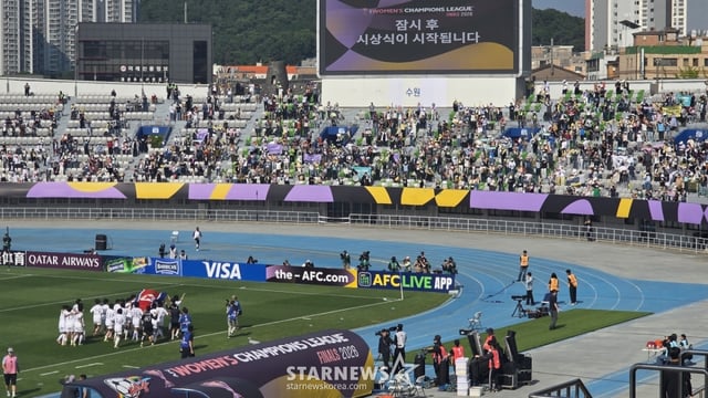 23日、水原(スウォン)総合運動場で行われた故郷のサッカー団と東京ヴェルディ·ベレーザの2025-2026アジアサッカー連盟(AFC)女子チャンピオンズリーグ決勝戦。 優勝を確定した私の故郷の選手たちが大型人工旗を持ったまま共同応援団の方に向かっている。 そんな私の故郷の選手たちに向かって拍手を送っている共同応援団。 /写真=キム·ミョンソク記者