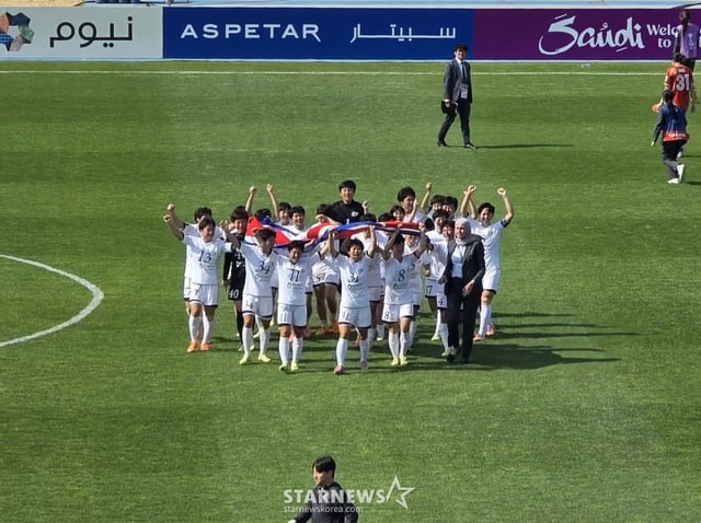23日、水原(スウォン)総合運動場で行われた故郷のサッカー団と東京ヴェルディ·ベレーザの2025-2026アジアサッカー連盟(AFC)女子チャンピオンズリーグ決勝戦。 優勝を確定した私の故郷の選手たちが大型人工旗を持ったまま競技場を回っている。 /写真=キム·ミョンソク記者