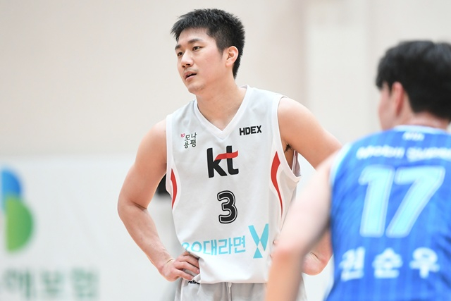 李ユンギ(左)。 /写真=KBL提供