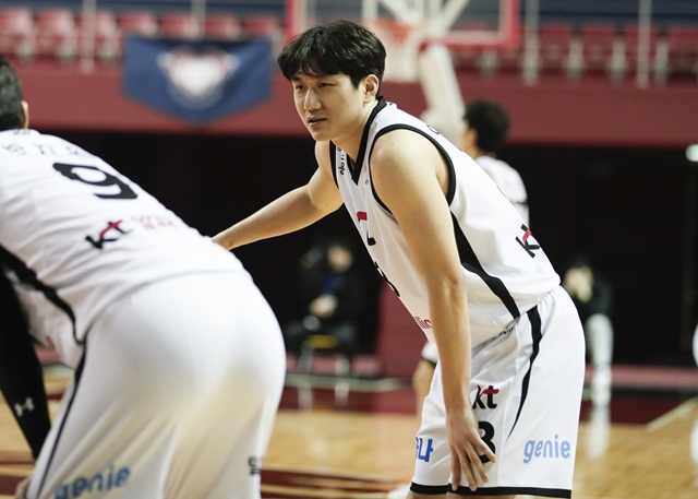 試合に集中するイ·ユンギ。 /写真=KBL提供