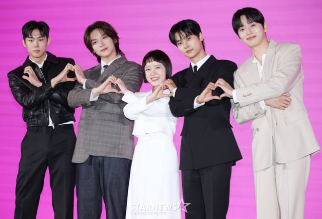 배우 손정혁, 김재현, 김향기, 차학연, 김동규가 14일 오전 서울 구로구 더세인트에서 진행된 쿠팡플레이 시리즈 '로맨스의 절댓값' 제작발표회에 참석해 포즈를 취하고 있다. /2026.04.14 /사진=이동훈 photoguy@